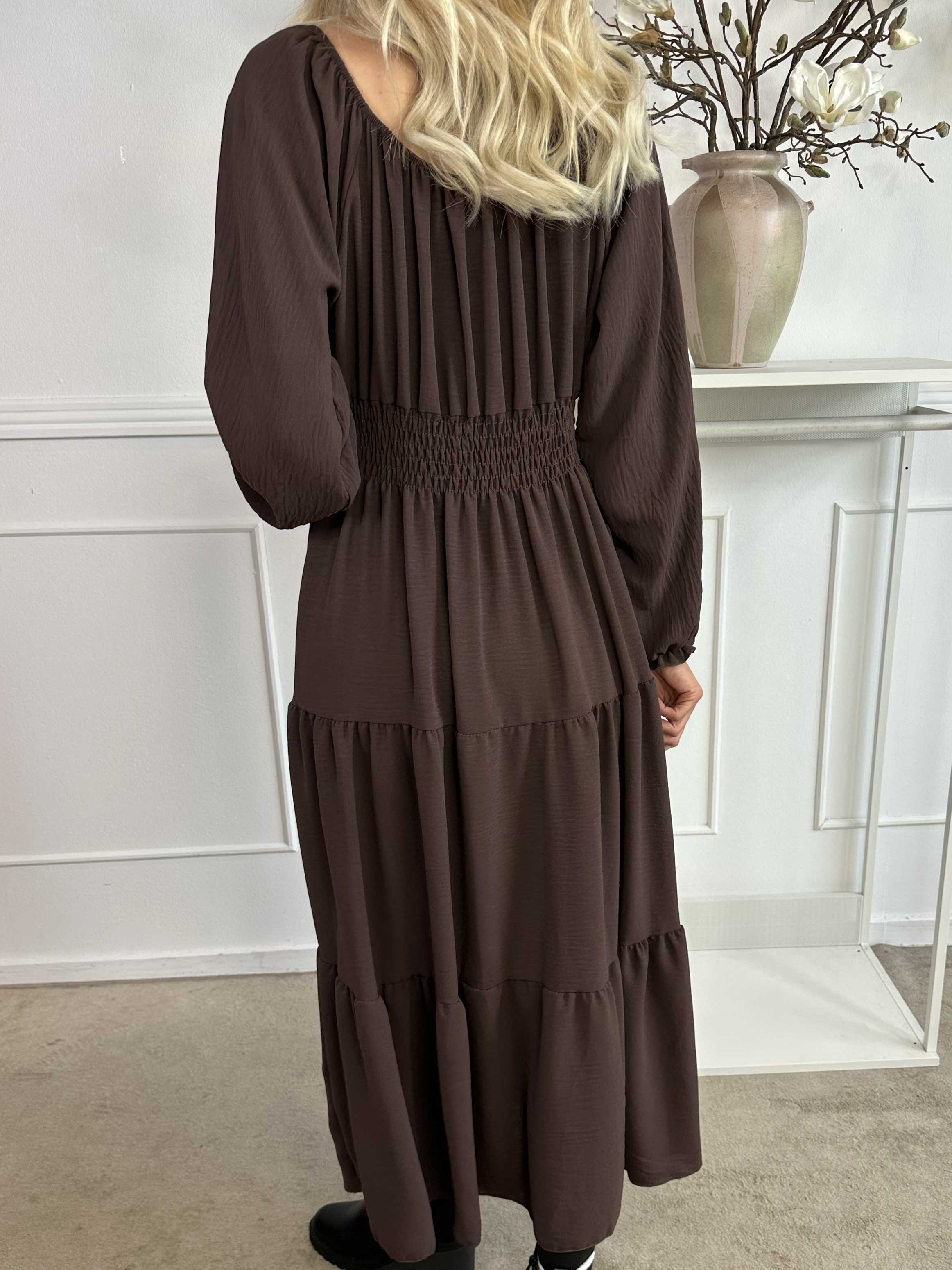 Midnight - Lang kjole med smock i taljen og guld knapper